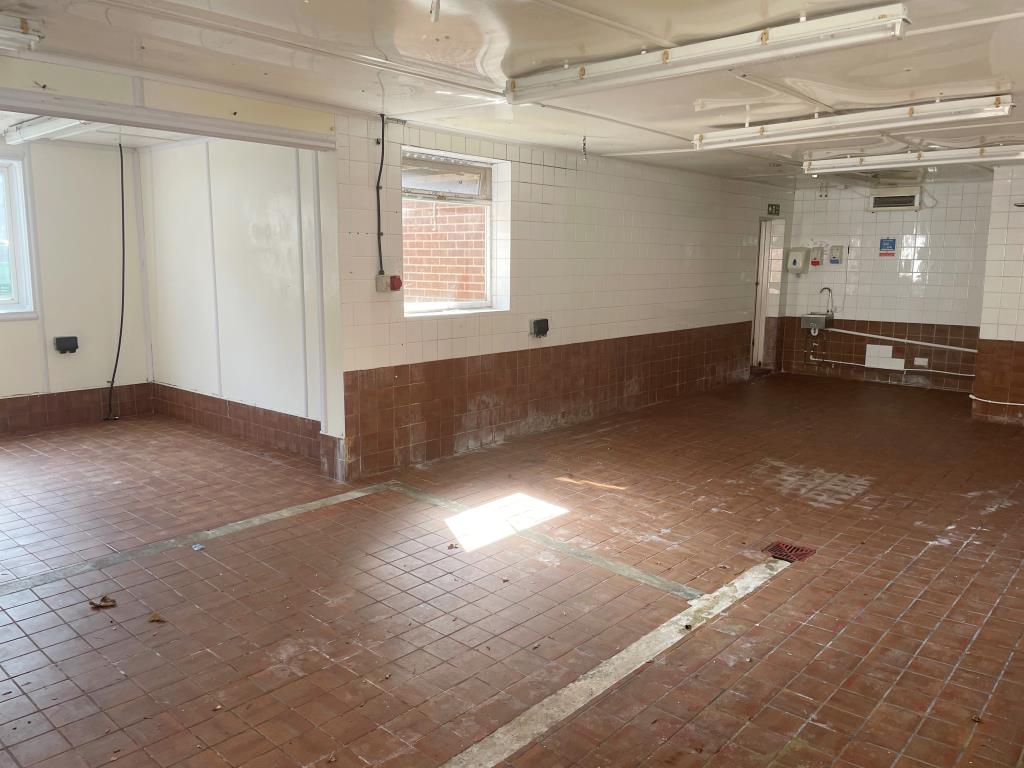 Lot: 8 - FREEHOLD COMMERCIAL OPPORTUNITY WITH POTENTIAL IN FAVOURED SOUTH DOWNS LOCATION - Brick built storage unit on west side
